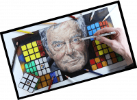 фото - портрет Эрно Рубика с кубиками 3х3