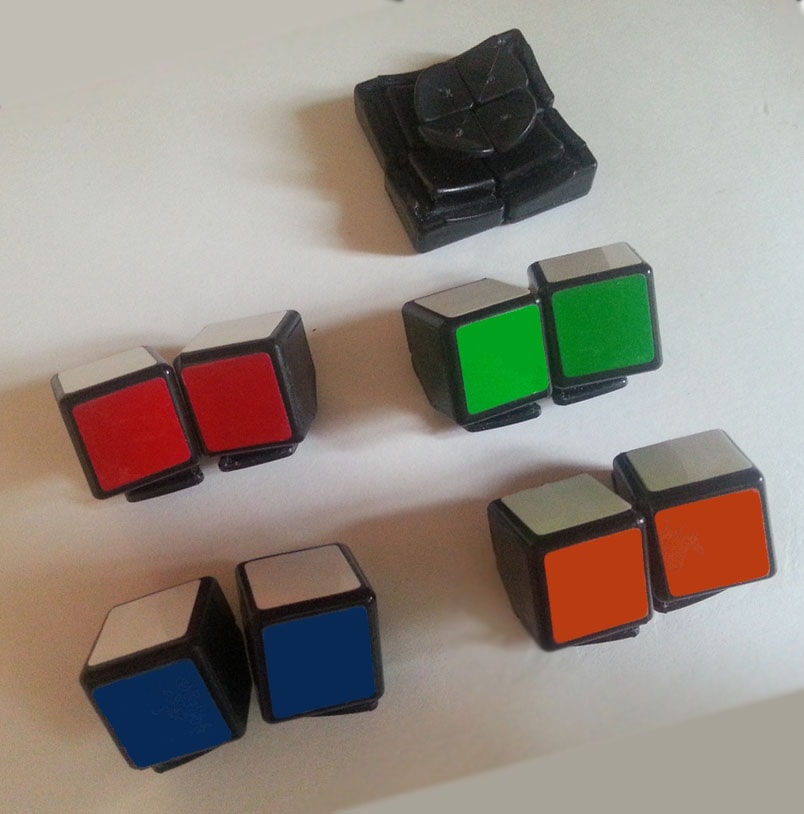 Найти игру разбери кубик. Кубик рубик 4х4 разобран. Кубик рубик разобранный. Собрать разобранный кубик рубик. Разобранный кубик на части.