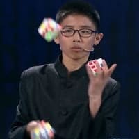 Мальчик жонглирует кубиками рубика 3х3
