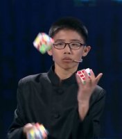 изображение - Кве Джанью собирает три кубика рубика 3х3 жонглируя ими