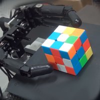 фотография - трехпалый робот собирает кубик Рубика