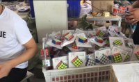 рисунок - ящик с кубиками Рубика на заводе Moyu