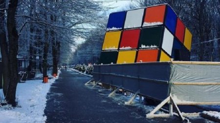 фото - огромног кубика Рубика в парке