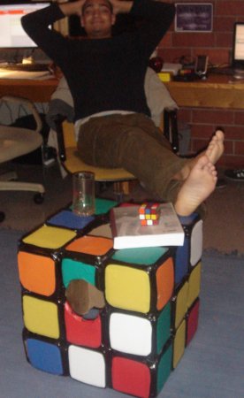 Фото - костюм "кубик Рубика" вместо журнального столика.
