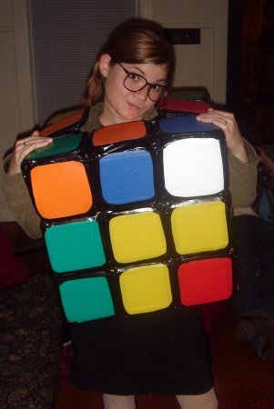 Фото - друзья примеряют костюм "кубика Рубика".