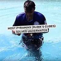 Установлен новый рекорд по сборке пирамидки Мефферта под водой