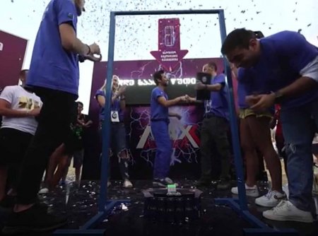 Иллюстрация - награждение сертификатом Гиннеса грузинского спидкубера