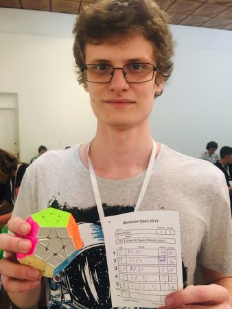 Фотография - спидкубера установившего NR по сборке Мегаминкс на турнире Ukrainian Open 2019 Иллюстрация - спидкубера установившего NR по сборке Мегаминкс на турнире Ukrainian Open 2019