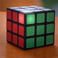 Кубик Рубика с подсветкой помогает сам себя собирать