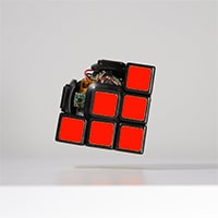 Кубик Рубика 3х3 левитирует и собирается сам