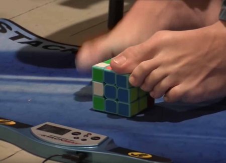 картинка - сборка кубика Рубика 3 на 3 ногами