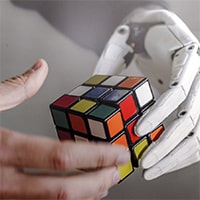 иллюстрация - Бионический протез руки поможет собрать кубик Рубика