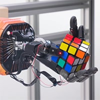 иллюстрация - Роботизированная рука умеет собирать кубик Рубика 3х3
