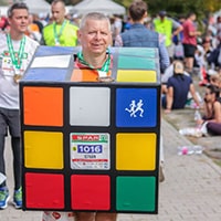 иллюстрация - Венгерский кубер пробежал марафон в костюме кубика Рубика