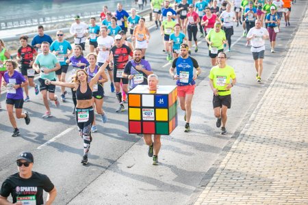 Картинка - марафон 2019 в костюме кубика Рубика
