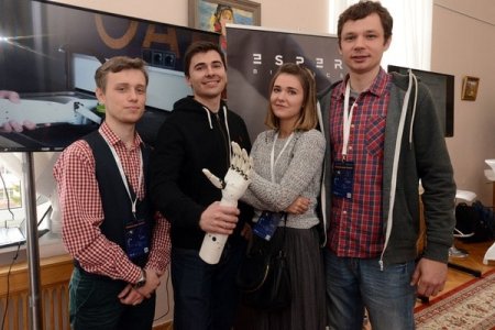 иллюстрация - команда стартапа создавшая протез картинка - команда стартапа создавшая протез