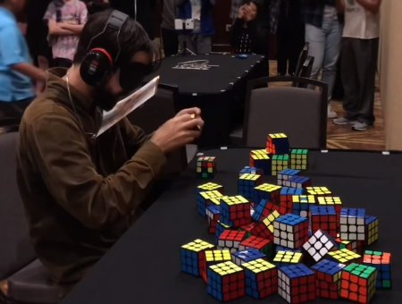 Картинка - сборка предпоследнего 56 го кубика Рубика с закрытыми глазами