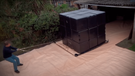 Тони вытягивает и гаража самый большой кубик Рубика 3 на 3 без наклеек.