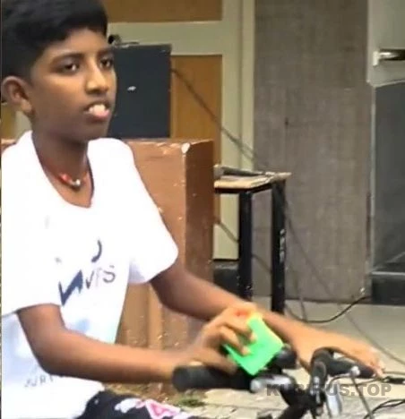 12-летний мальчик установил мировой рекорд собрав кубик Рубика катаясь на велосипеде!