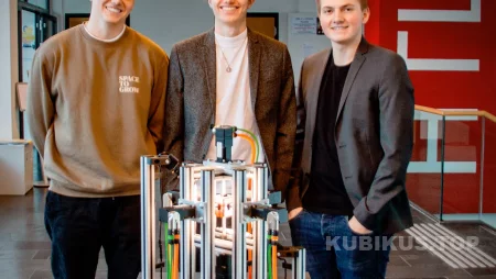 Создатели машины для сборки кубика Рубика 3х3